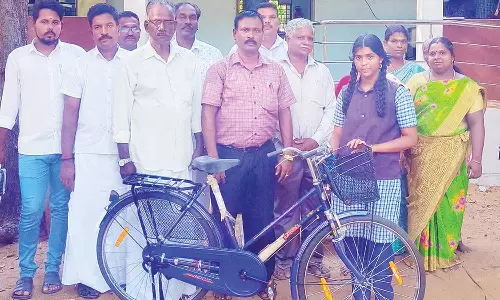 அரசு பள்ளி மாணவர்களுக்கு விலையில்லா சைக்கிள்