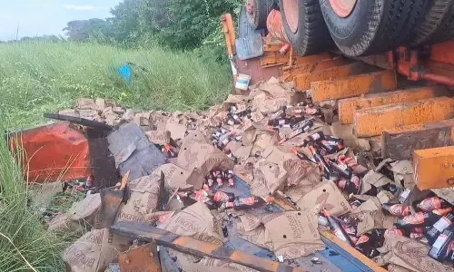 மதுராந்தகம் அருகே லாரி கவிழ்ந்ததில் பீர் பாட்டில்கள் உடைந்து ஆறாக ஓடியது- போலீசார் பாதுகாப்பு