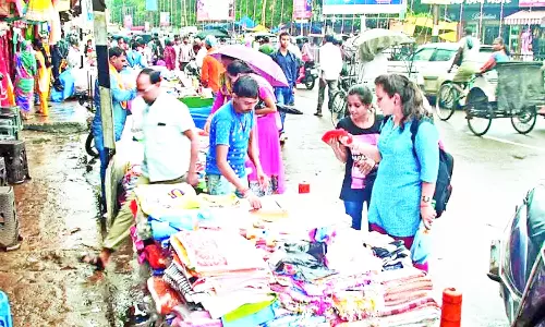 ஞாயிற்றுக்கிழமை செயல்படும் சாலையோர கடைகள் வாரச்சந்தைக்கு மாற்றம் - போக்குவரத்து நெருக்கடியை தீர்க்க நடவடிக்கை