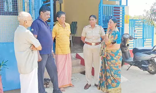 வீட்டின் பூட்டை உடைத்து நகை- பணம் கொள்ளை