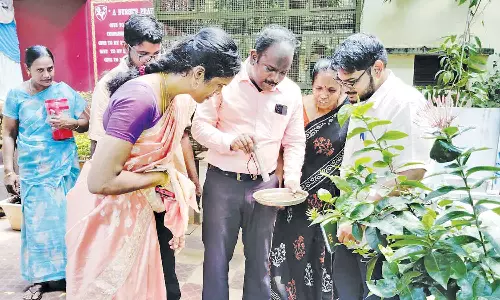 தஞ்சையில் காலி மனையில் இருந்த தேங்காய் மட்டைகள் அகற்றம்