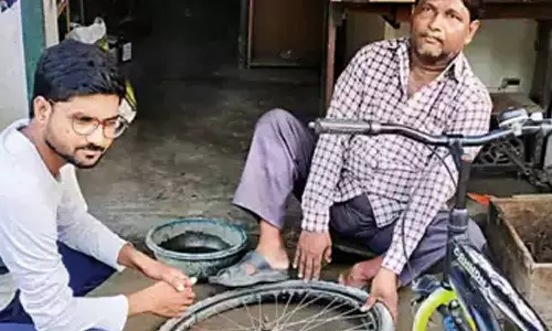 உத்தரபிரதேசத்தில் தந்தைக்கு உதவியாக சைக்கிள் கடையில் பஞ்சர் ஒட்டியவர் சிவில் கோர்ட்டு நீதிபதி ஆனார்