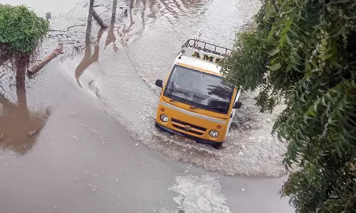 பல்லடம் குடியிருப்பு  பகுதிகளில் தேங்கிய மழைநீர் பொதுமக்கள் அவதி