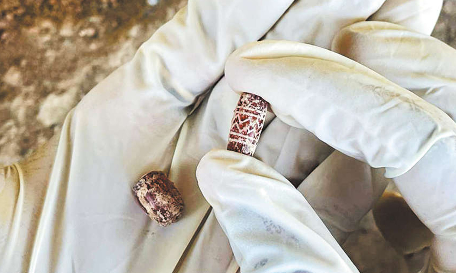கீழடி அகழாய்வில் பவள மணிகள் கண்டெடுப்பு: 2,500 ஆண்டுகள் பழமையானது