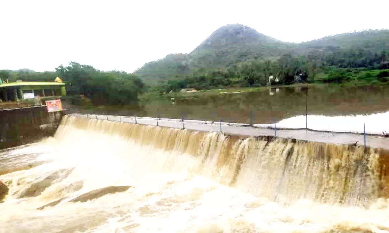 ஆந்திர தடுப்பணைகள் நிரம்பியது: கனமழையால் பாலாற்றில் வெள்ளப்பெருக்கு ஆந்திர தடுப்பணைகள் நிரம்பியது: கனமழையால் பாலாற்றில் வெள்ளப்பெருக்கு