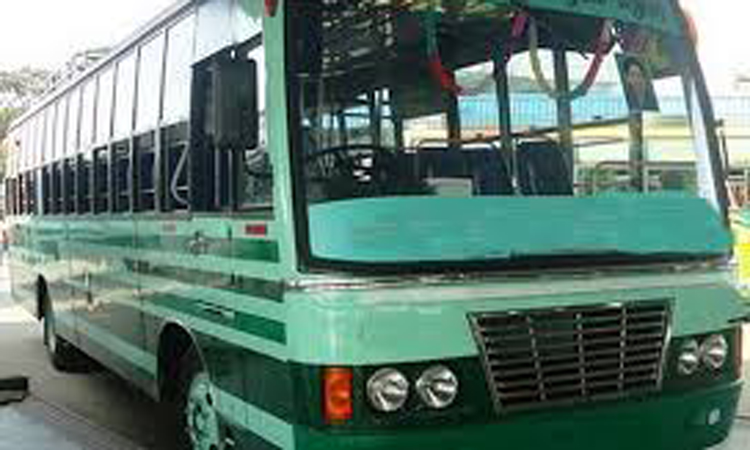 திண்டுக்கல் அருகே தானாக ஓடிய அரசு பஸ் மோதி மோட்டார் சைக்கிள்கள் சேதம்