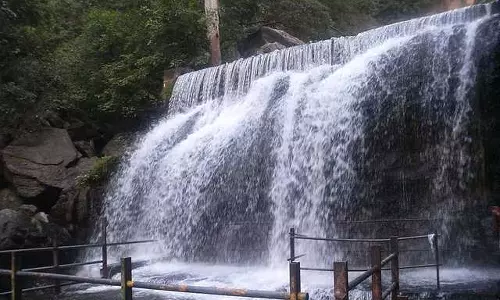 கும்பக்கரை, சுருளி அருவியில் தொடரும் தடை: சுற்றுலா பயணிகள் ஏமாற்றம்