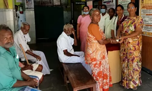 அரசு மருத்துவமனையில்இலவச காது கேட்கும் கருவி வழங்கப்பட்டது