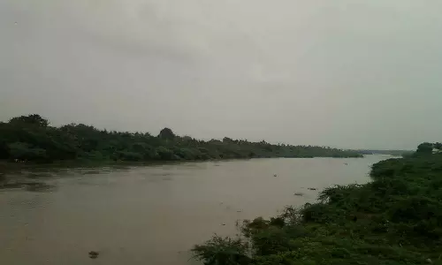 வேகவதி ஆற்றில் தூர்வாரும் பணி தொடங்கியது- பாலங்களை உடைக்காமல் நிரந்தர தீர்வு காண பொதுமக்கள் வலியுறுத்தல்