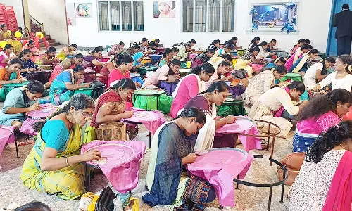 எம்பிராயிடிங்கில் பல்வேறு வடிவங்களில் இதயத்தை வரைந்து பெண்கள் சாதனை