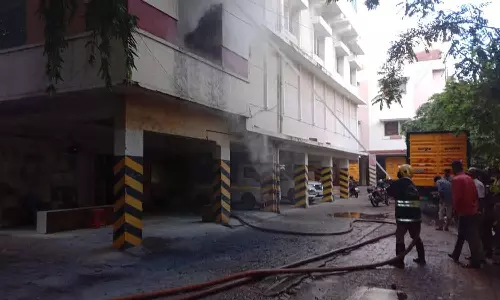 சென்னை தி.நகரில் பிரபல ஜவுளிக்கடை குடோனில் தீ விபத்து - துணிகள் எரிந்து நாசம்