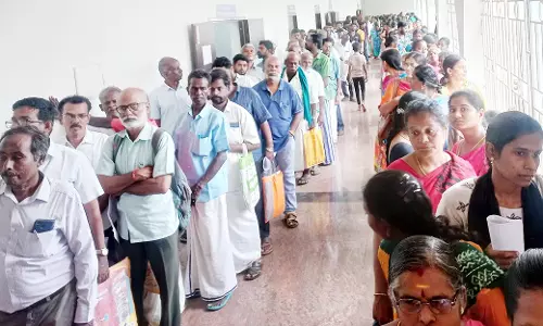 கோரிக்கை மனுக்களை அளிக்க  அதிகளவில் குவிந்த பொதுமக்கள்