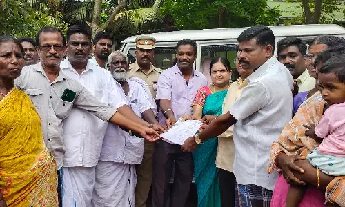 ஆழ்துளை கிணறு அமைக்க கிராம மக்கள் எதிர்ப்பு