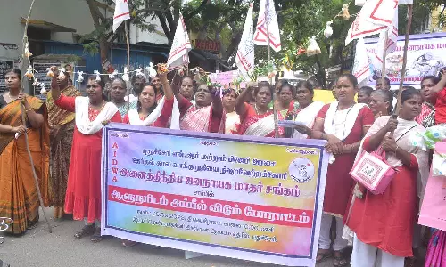 ரேஷன்கடைகளை திறக்க கோரி ஊர்வலம் - ஆர்ப்பாட்டம்