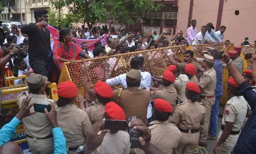 பொதுப்பணித்துறை ஊழியர்கள் சட்டசபை நோக்கி ஊர்வலம்