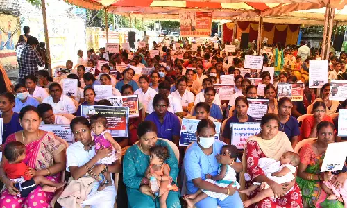 கொரோனா காலத்தில் பணி செய்த நர்சுகள் மீண்டும் வேலை கேட்டு கைக்குழந்தையுடன் உண்ணாவிரதம்