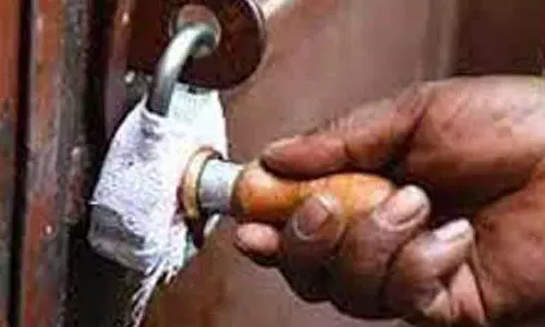 அரசு நிலத்தை ஆக்கிரமித்து வாடகைக்கு விடப்பட்ட கடைகளுக்கு சீல்- அதிகாரிகள் எச்சரிக்கை