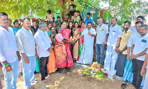 கயத்தாறு பேரூராட்சி பகுதியில் ரூ. 80 லட்சத்தில் பேவர் பிளாக் சாலை அமைக்கும் பணி - பேரூராட்சி தலைவர் தொடங்கி வைத்தார்