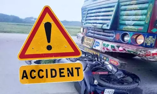 லாரி மீது பைக் மோதி போக்குவரத்து ஊழியர் பலி