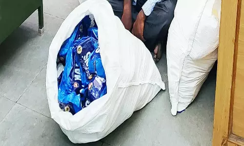 மினிவேனில் கடத்திய குட்கா பறிமுதல்