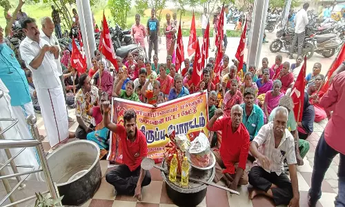 திண்டுக்கல் கிழக்கு தாலுகா அலுவலகத்தில் பட்டா கேட்டு பாத்திரங்களுடன் குடியேறிய பொதுமக்கள்
