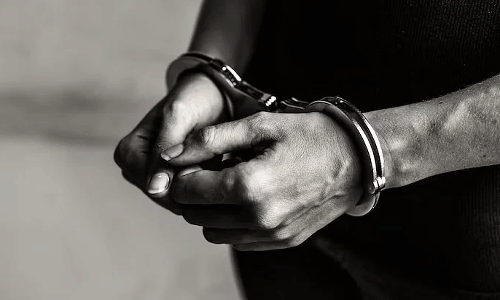 அனுமதியின்றி மது விற்ற முதியவர் கைது