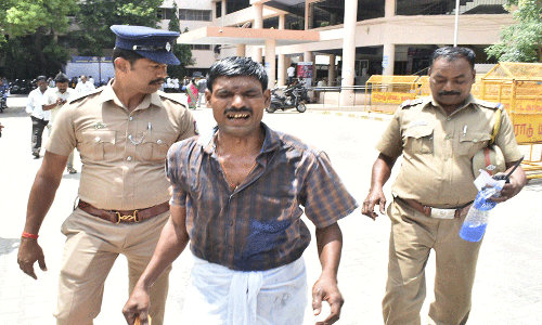 ஈரோடு கலெக்டர் அலுவலகத்தில் தீக்குளிக்க முயன்ற நபரால் பரபரப்பு