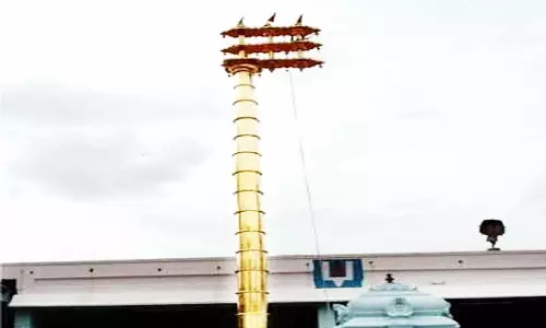 பெருமாள் கோவிலில் மழையிலும் அணையாமல் எரிந்த விளக்கு