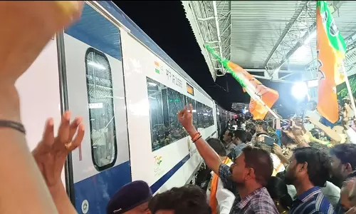 வந்தே பாரத் ரெயிலை வரவேற்க ஒரே  நேரத்தில் காத்திருந்த விடுதலை சிறுத்தைகள்- பா.ஜ.க.கட்சியினர் பரபரப்பு நிலவியதால் போலீசார் குவிப்பு