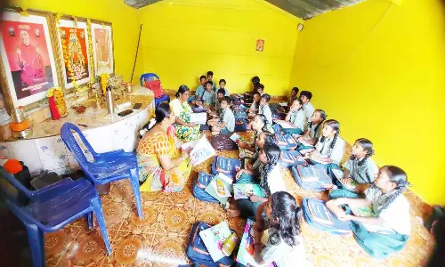 பள்ளியில் மழை நீர் புகுந்ததால் கோவிலில் பாடம் நடத்தினர்