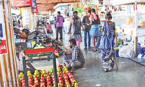 சேலம் புதிய பஸ் நிலையத்தில் ஆக்கிரமிப்பு கடைகளால் தவிக்கும் பயணிகள்