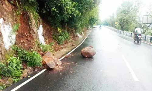 கொண்டை ஊசி வளைவில் பாறைகள் சரிந்து சாலையில் விழுந்தது