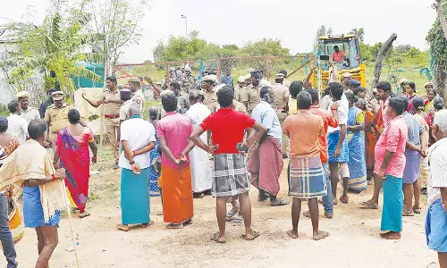 விமானப்படை தள சுற்றுச்சுவர் கட்டும் பணிக்கு  பொது மக்கள் எதிர்ப்பு