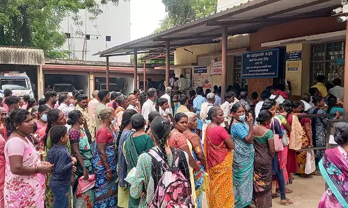 கடலூர் அரசு ஆஸ்பத்திரியில் நூற்றுக்கணக்கானோர் சிகிச்சைக்கு குவிந்ததால் பரபரப்பு
