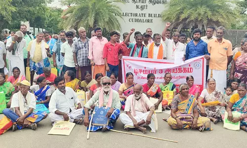 கலெக்டர் அலுவலகம் முன் மாற்றுத் திறனாளிகள் ஆர்ப்பாட்டம்