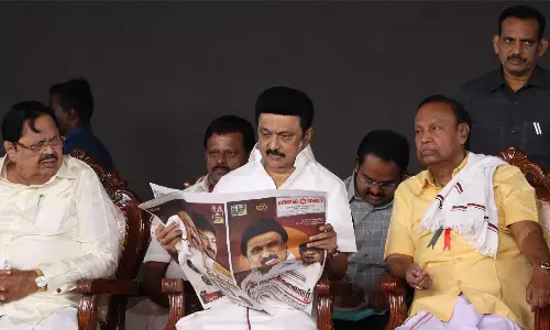 மாலைமலரில் கண் பதித்த முதல்வர் மு.க. ஸ்டாலின்: வைரலாகும் புகைப்படம்
