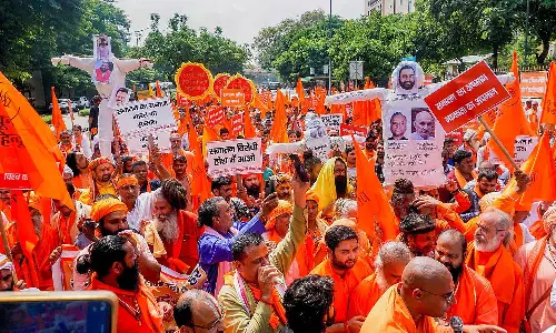 சனாதன தர்மம் பற்றிய சர்ச்சை பேச்சு: உதயநிதியை கண்டித்து டெல்லியில் சாமியார்கள் போராட்டம்