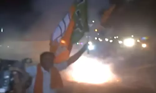 நாங்களும் கொளுத்துவோம்.. அ.தி.மு.க. விலகலை கொண்டாடிய பா.ஜ.க.