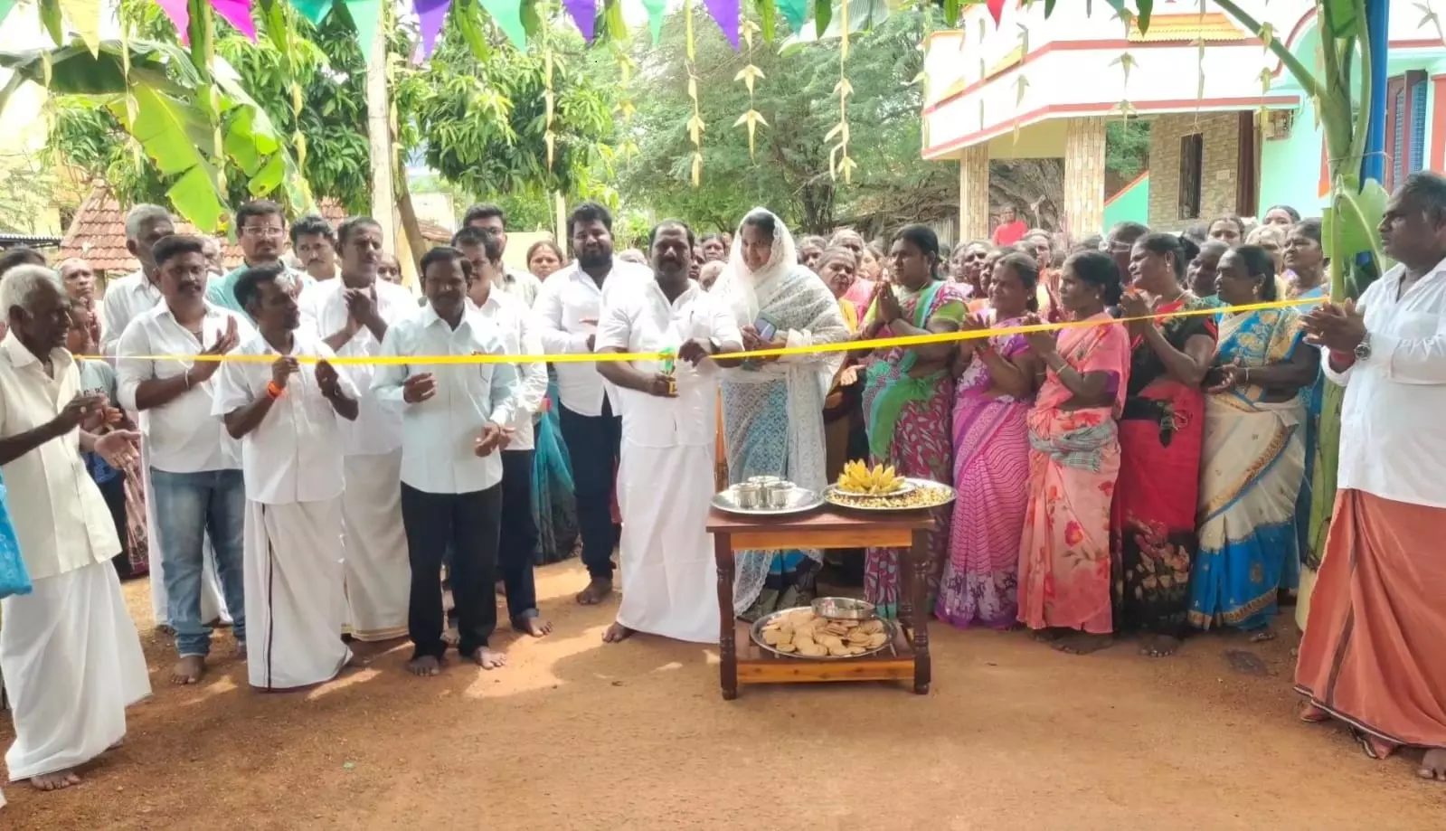 இந்து கோவிலுக்கு நிழற்குடை அமைத்த இஸ்லாமிய ஊராட்சி மன்ற தலைவர் இந்து கோவிலுக்கு நிழற்குடை அமைத்த இஸ்லாமிய ஊராட்சி மன்ற தலைவர்