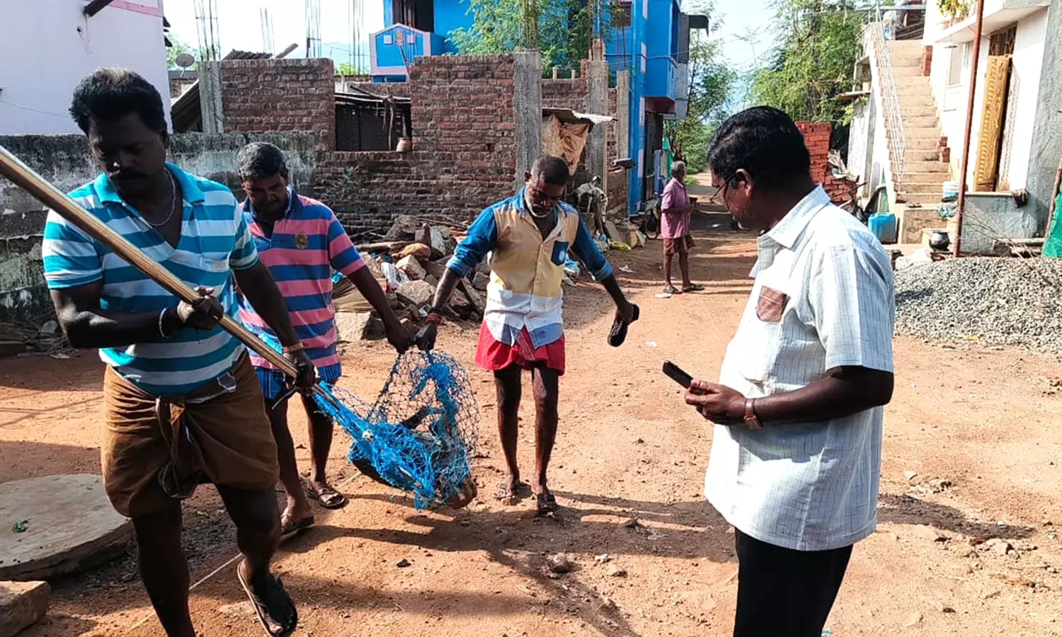 திண்டுக்கல்லில்  தெருக்களில் சுற்றி திரிந்த நாய்களுக்கு ரேபிஸ் தடுப்பூசி