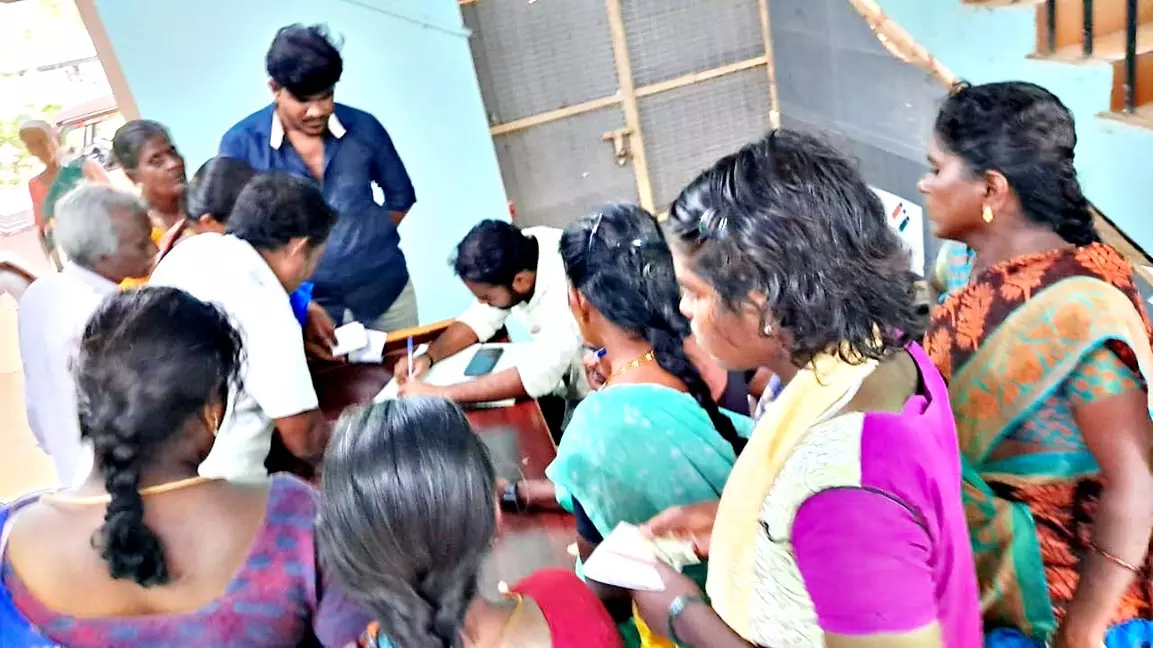 மகளிர் உரிமை தொகைக்கு மேல்முறையீடு செய்ய முடியாமல் பெண்கள் தவிப்பு மகளிர் உரிமை தொகைக்கு மேல்முறையீடு செய்ய முடியாமல் பெண்கள் தவிப்பு