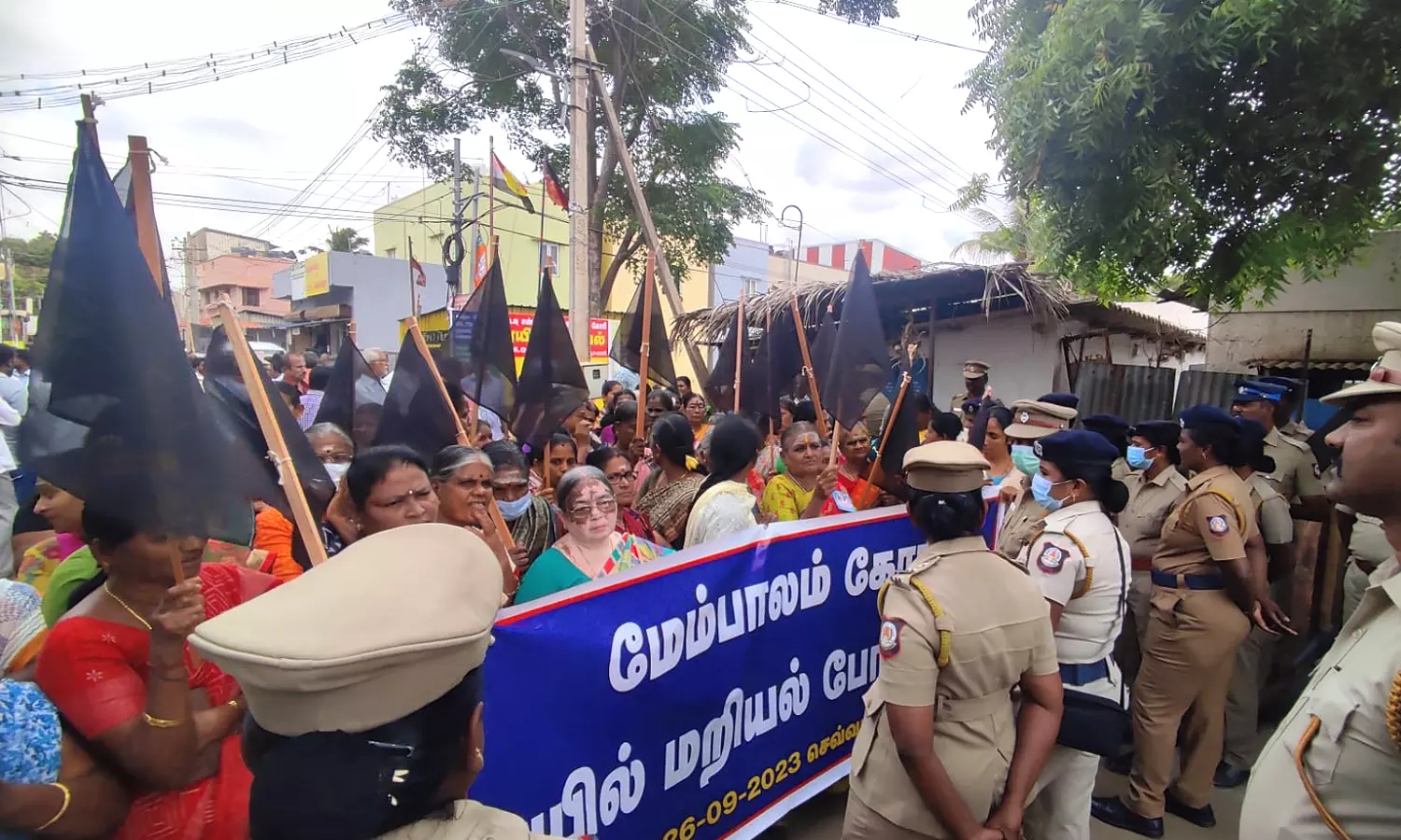 ஒண்டிப்புதூரில் ரெயில் மறியலுக்கு முயன்ற 300 பேர் கைது ஒண்டிப்புதூரில் ரெயில் மறியலுக்கு முயன்ற 300 பேர் கைது