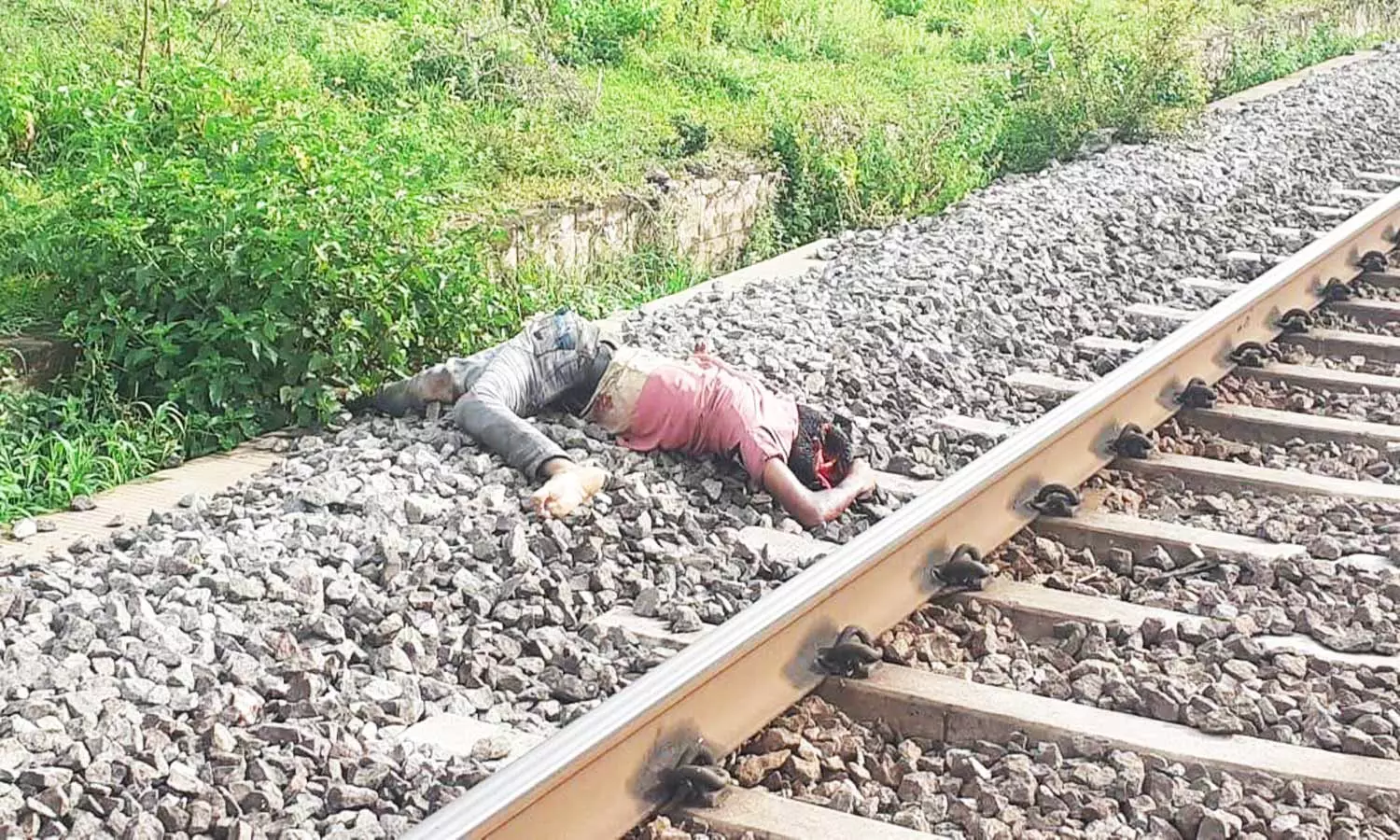 மின்னூர் ெரயில் நிலையம் அருகே தண்டவாளத்தில் வாலிபர் பிணம்