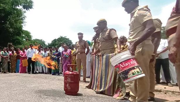 தீயணைப்பு துறையினர் ஒத்திகை நிகழ்ச்சி தீயணைப்பு துறையினர் ஒத்திகை நிகழ்ச்சி