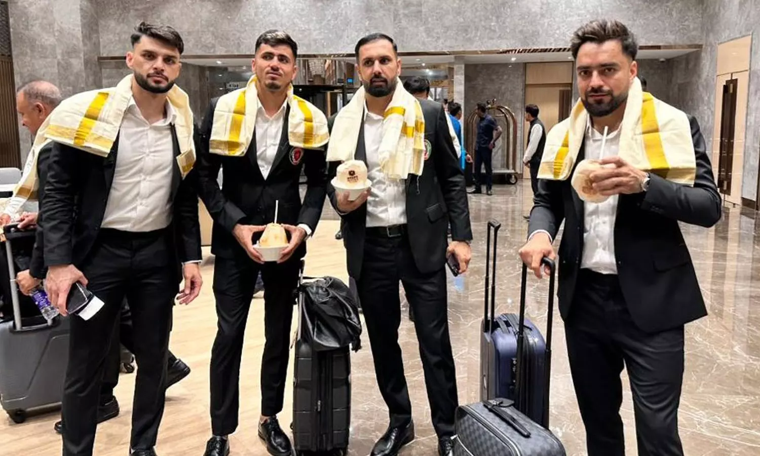 உலகக் கோப்பை தொடர்: இந்தியா வந்த ஆப்கானிஸ்தான் வீரர்களுக்கு பட்டாடையுடன் வரவேற்பு! உலகக் கோப்பை தொடர்: இந்தியா வந்த ஆப்கானிஸ்தான் வீரர்களுக்கு பட்டாடையுடன் வரவேற்பு!