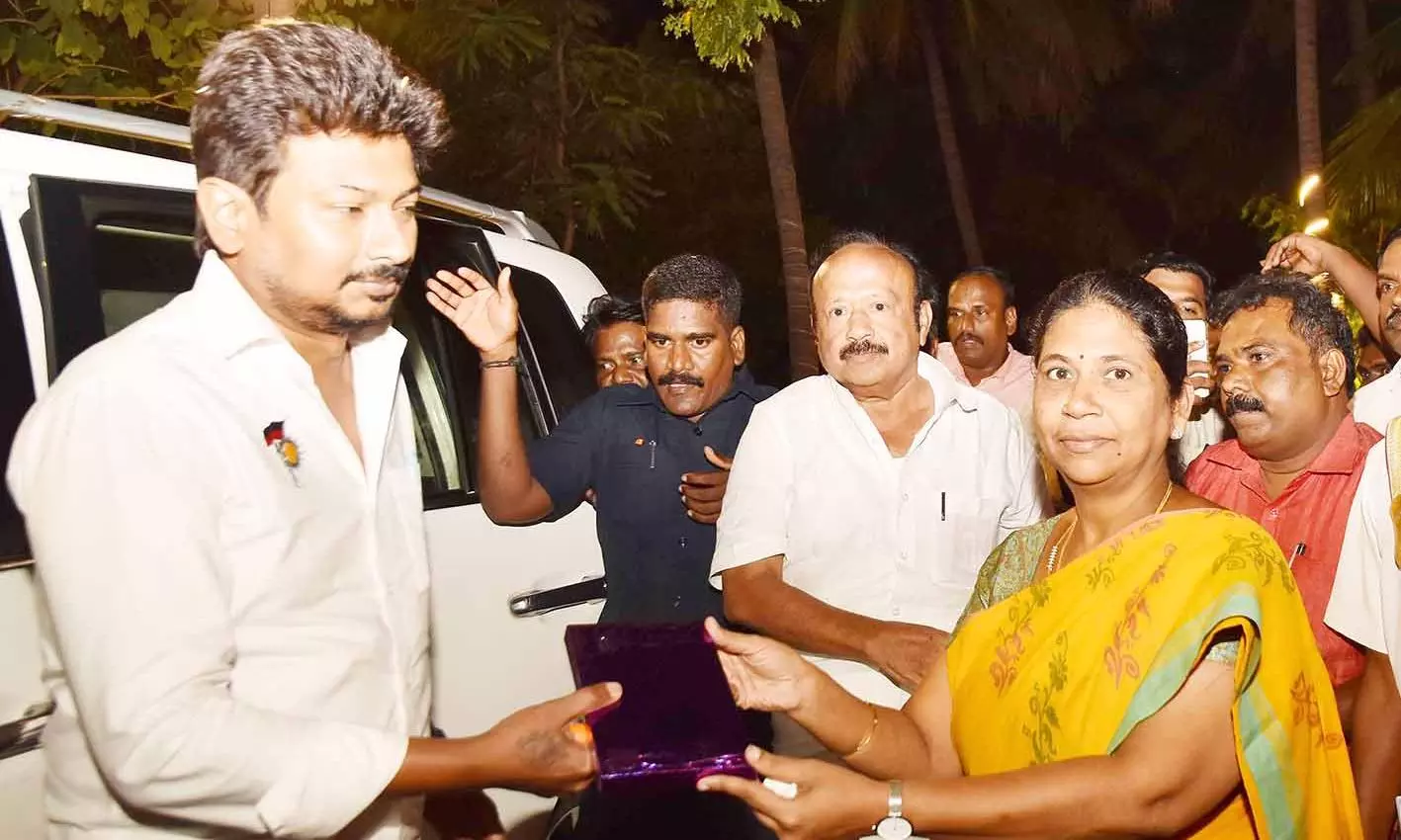 தருமபுரி மாவட்டத்திற்கு வருகை தந்த அமைச்சர் உதயநிதி ஸ்டாலினுக்கு பொதுமக்கள் உற்சாக வரவேற்பு தருமபுரி மாவட்டத்திற்கு வருகை தந்த அமைச்சர் உதயநிதி ஸ்டாலினுக்கு பொதுமக்கள் உற்சாக வரவேற்பு