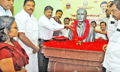உடுமலை நாராயணகவி  பிறந்தநாள் விழா - உருவச்சிலைக்கு கலெக்டர் மாலை அணிவித்து மரியாதை