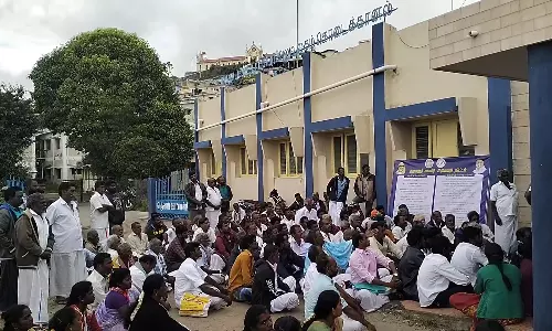 வனத்துறையினரை கண்டித்து கோட்டாட்சியர் அலுவலகத்தில் முற்றுகை போராட்டம்