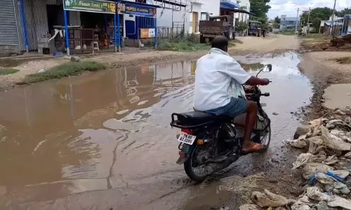 போடியில் மழையால் சேதமான சாலைகளை சீரமைக்க வலியுறுத்தல்