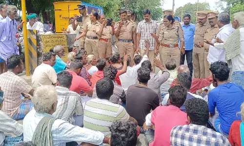 துறையூர் அருகே கட்டிட தொழிலாளி மர்ம மரணம் உறவினர்கள் சாலை மறியல்